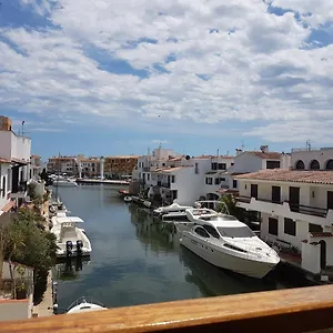Magnífico Junto Al Canal Principal. Apartamento